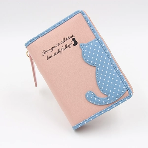 Detalle de la cartera de cuero PU rosa y azul con estampado de gato y lunares blancos