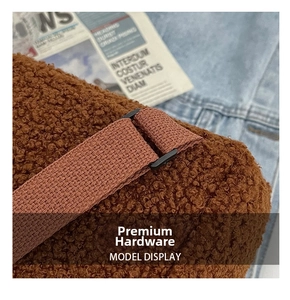 Detail eines braunen Lammfell-Rucksacks mit schwarzer Metallschnalle und gewebtem Gurt