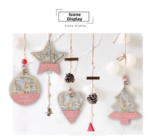 Détail de suspensions de Noël en bois avec gravures de renne sur des branches blanches