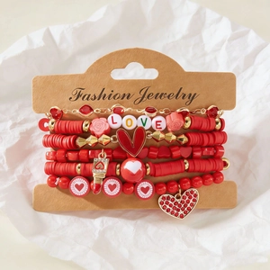 Detalle de pulseras de cuentas rojas multicapa presentadas en una tarjeta de marca