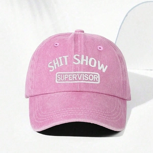 Cappellino da baseball in cotone lavato rosa con ricamo bianco Shit Show Supervisor