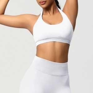 Détail du soutien-gorge de sport dos nu blanc côtelé et du legging de fitness sans couture