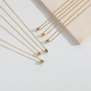Collection de colliers chaînes dorées avec pendentifs en zircons colorés élégants