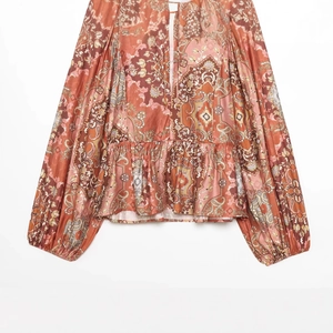 Top boho con stampa paisley terracotta, bordo a balze e maniche a lanterna ampie
