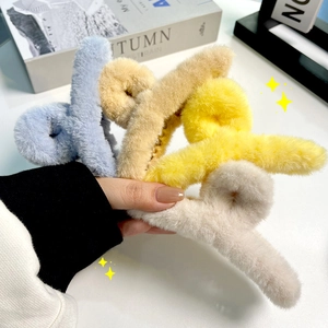 Grandes pinces à cheveux de 14cm en peluche fausse fourrure aux tons pastels pour l'hiver