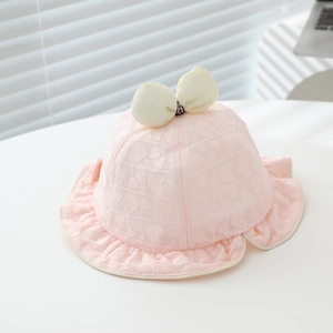 Chapeau de soleil en dentelle rose pour bébé avec motifs cœurs et nœud beige élégant