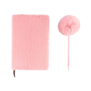 Set taccuino in peluche rosa con penna a pompon coordinata su sfondo bianco
