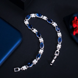 Detail von blauen Edelsteinen im Marquise-Schliff und weißen Zirkonia auf Silberarmband