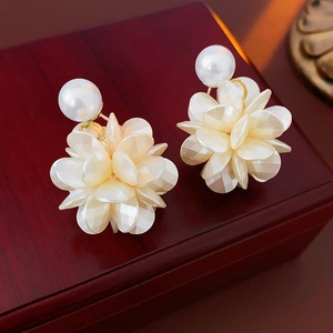 Boucles D'oreilles Pendantes Fleurs Élégantes Avec Imitation Künstliche Perle Et Pétales En Acrylique Style Vintage Français Pour Femmes