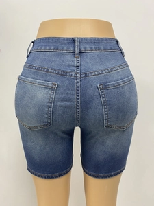 Detalle de los pantalones cortos de mezclilla azul con cintura alta y bolsillos