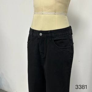 Détail du pantalon en denim noir coupe droite en tencel avec taille haute et bouton