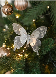 Détail d'un papillon argenté pailleté avec strass sur un sapin de Noël