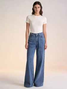 Vue détaillée d'un jean large à taille haute assorti à un t-shirt blanc à manches courtes