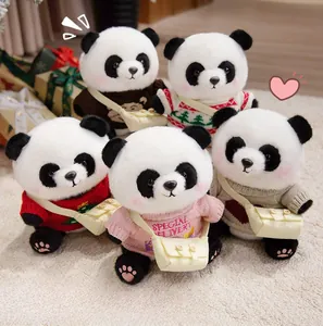 Detail von fünf Plüschpandas mit bunten Strickpullovern und kleinen Segeltuchtaschen