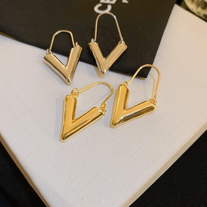 Boucles D'oreilles Créoles Géométriques En Forme De V Avec Tige En Acier Alliage Poli Miroir Minimaliste Individuel Pour Femmes