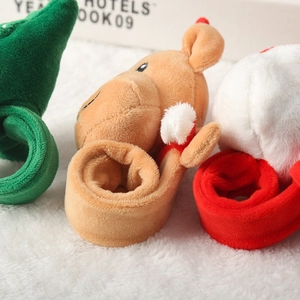 Dettaglio di braccialetti natalizi in peluche con renne, alberi e cappelli festivi