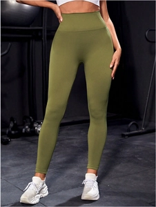 Dettaglio dei leggings da yoga a vita alta verde militare con tessuto sportivo senza cuciture