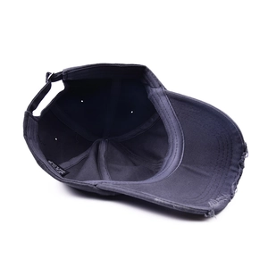 Détail de la casquette vintage gris foncé avec bord usé et boucle métallique réglable