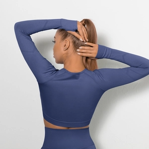 Dettaglio top yoga senza cuciture blu scuro con fori per i pollici e tessuto elastico