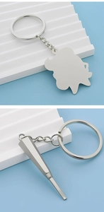Detail van zilveren tandheelkundige sleutelhangers met een wolkenplaat en schroevendraaier