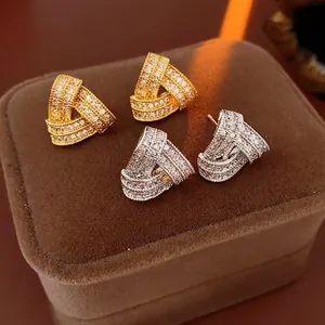 Paire de boucles d'oreilles triangle en or et argent avec zircons sur coffret velours