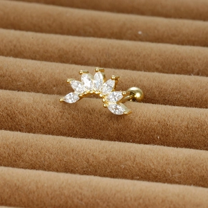 Détail de la boucle d'oreille dorée en éventail avec cristaux et fermoir à boule