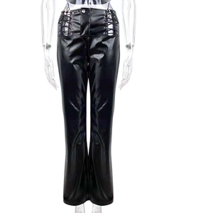 Detail der High-Waist PU-Lederhose mit seitlicher Schnürung und ausgestelltem Bein