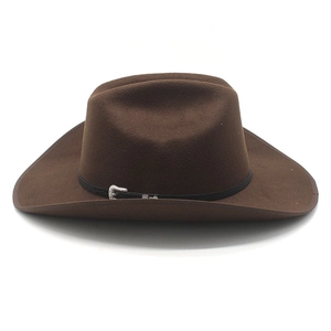 Détail du chapeau de cowboy en feutre marron avec bande en cuir et boucle argentée chic