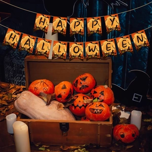 Gros plan d'une bannière de papier Happy Halloween dans un décor festif d'automne