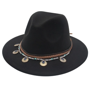 Dettaglio cappello fedora nero con perline turchesi e pendenti in pietre preziose blu