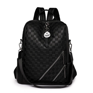Zaino elegante da donna in pelle nera a scacchi con grande capacità e ciondolo