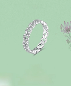 Vue macro détaillée d'une bague en argent S925 avec pavé de zircons et poinçon