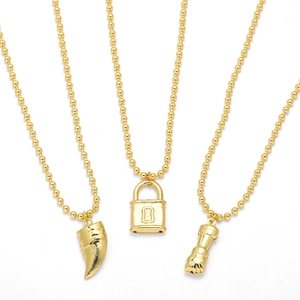 Ensemble de colliers plaqué or avec pendentifs dent de loup serrure et poing