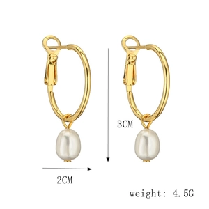 Dettaglio orecchini a cerchio con perle dorate 3x2cm con misura e peso di 4,5g