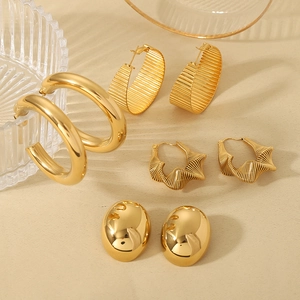 Ensemble de créoles texturées et boucles d'oreilles géométriques en acier doré 16K