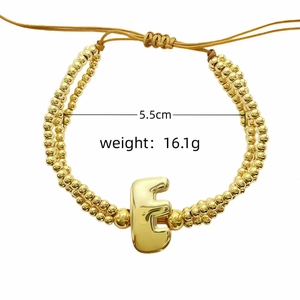 Bracelet à perles dorées avec breloque lettre E, diamètre 5,5 cm et poids 16,1 g