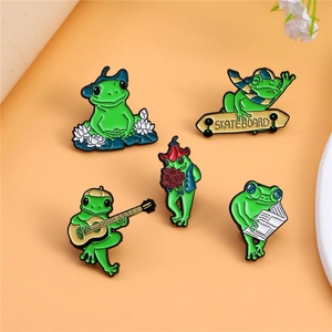 Lot de 5 épingles en émail grenouille mignonne avec différentes poses sur fond orange