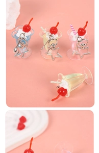 Detailansicht der Mini-Eisbecher-Anhänger mit Stern-Clips und winzigen Metalllöffeln
