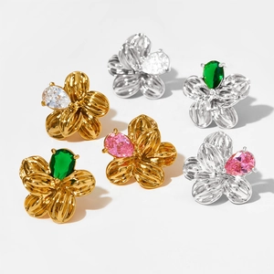 Boucles d'oreilles fleur en zircon avec pétales en métal brossé doré et argenté