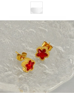 Dettaglio macro degli orecchini a stella placcati oro 18K con pietre rosse a forma di stella