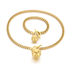 Set collana e bracciale a catena cubana dorata con ciondolo a sfera e chiusura a levetta