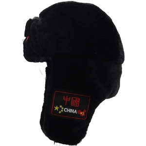 Détail de l'ouchanka noire en peluche avec broderie rouge carte de Chine et étoile sur l'oreille