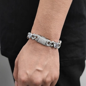 Detail van 12mm zilveren Cubaanse schakelarmband met hart en pavé gezette zirkoon