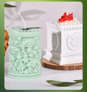 Détail de la bougie avec relief de dragon vert et bougie château blanc pour cadeau DIY