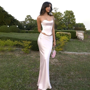 Vista dettagliata dell'elegante completo bianco in raso con top a corsetto e gonna