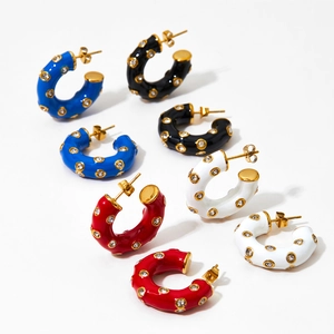 Boucles d'oreilles créoles C en émail avec cristaux en bleu, noir, blanc et rouge