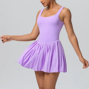 Détail de la robe de tennis lavande avec col en U et jupe plissée haute performance