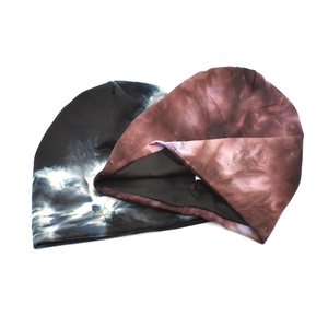 Bonnets slouchy tie-dye pour femmes avec motifs graffiti noir et rouge-brun