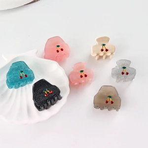 Lot de mini pinces à cheveux avec cerises 3D en sept couleurs et finitions assorties