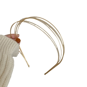 Minimalistischer, mehrlagiger Gold-Haarreif aus Metall mit strukturiertem Design